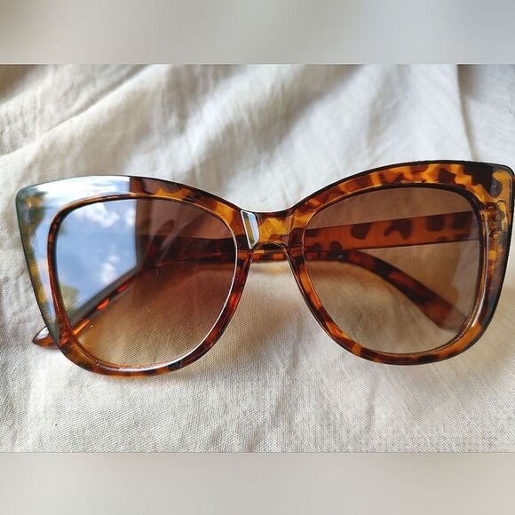 Tortoise Shell Women's Sunglasses. Quiet Luxury Cat's Eye Effect. Brand New! - Picture 1 of 6